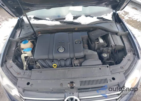 2013 Volkswagen Passat 2.5L S z USA, uszkodzony, nr VIN 1VWAP7A3XDC149292